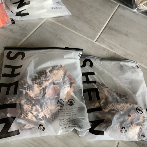 Snakeskin print vented mini skirt - Picture 4 of 8